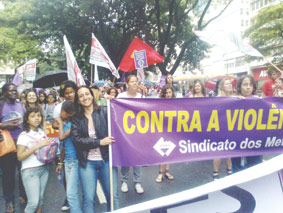 Metroviárias em manifestação de mulheres na Praça da Sé